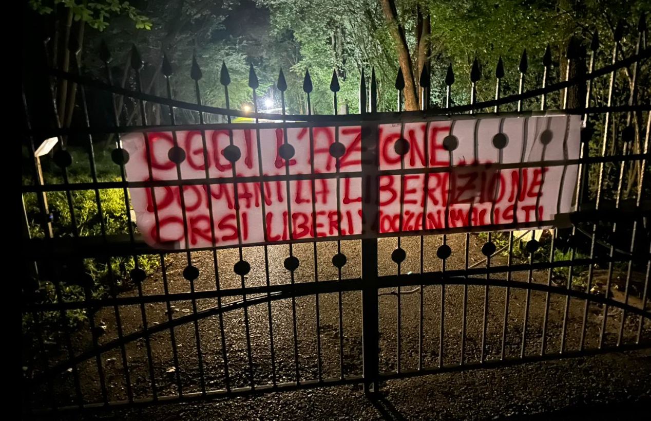 Blitz con striscioni e fumogeni per gli orsi a Trento: «Gaia e Papillon tornino liberi»