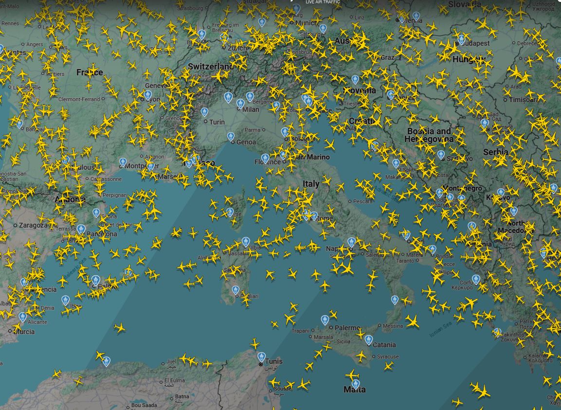 Aerei in Italia, guasto al centro radar: bloccati i voli nel Nord Ovest, da Milano a Torino