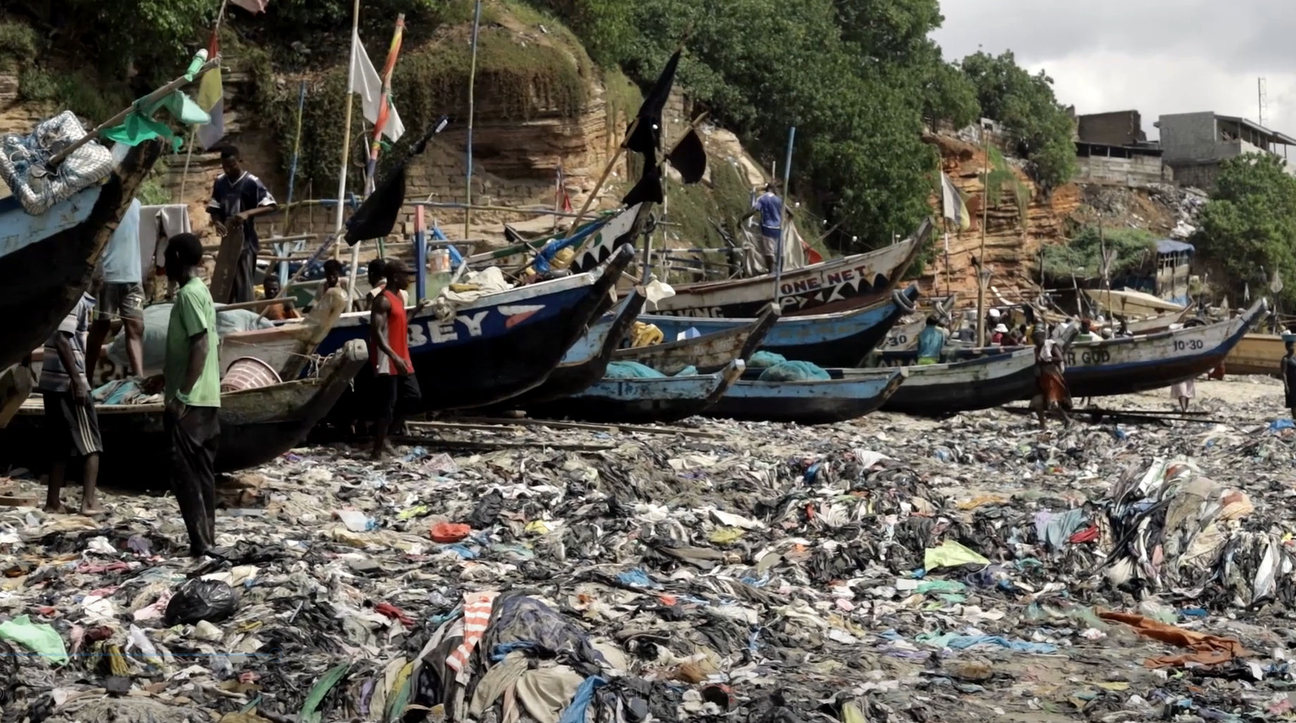 Il fast fashion che soffoca l'Africa. In Ghana nelle reti più abiti usati che pesci