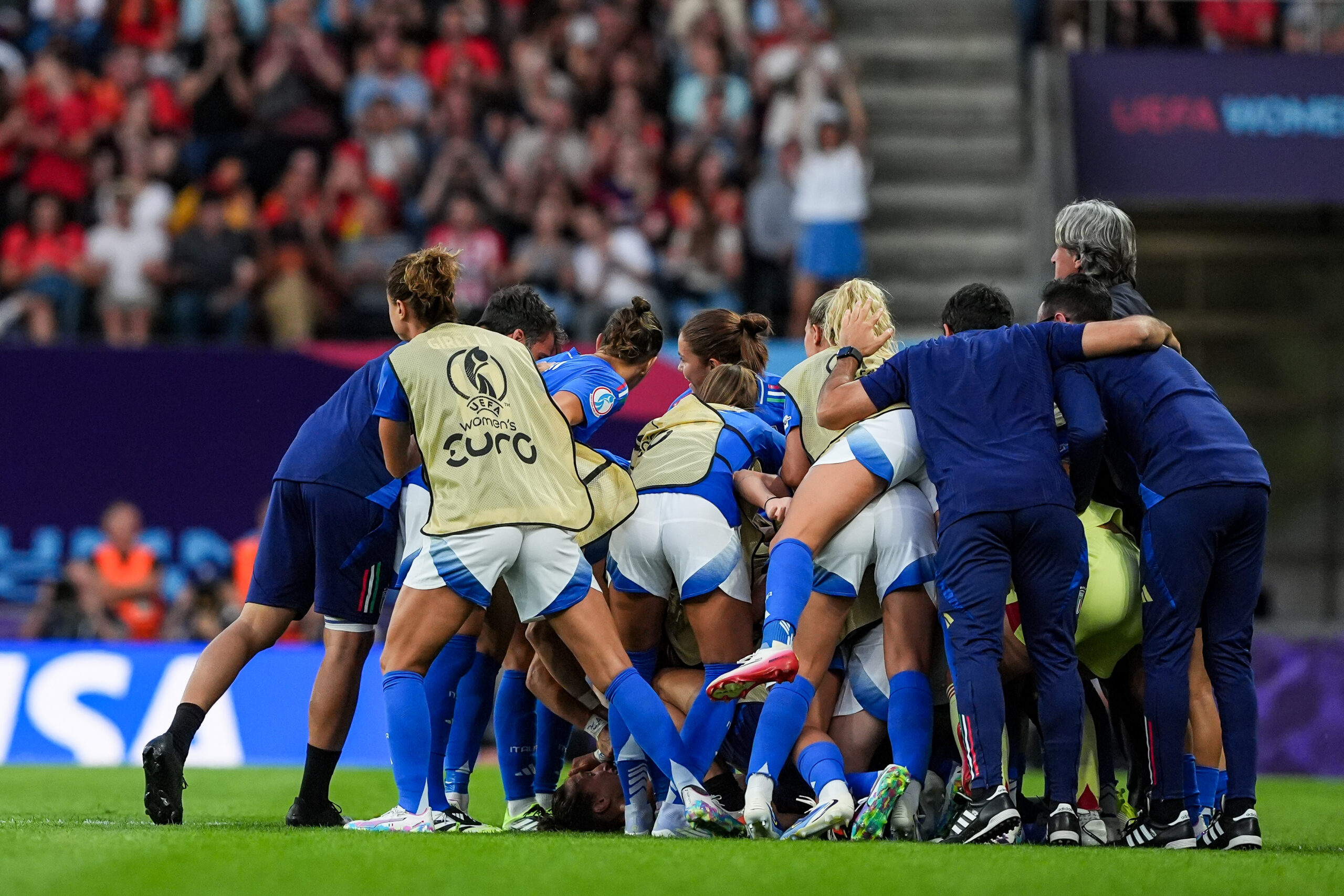 BERN, SWITZERLAND - JULY 11: Elisabetta Oliviero of Italy celebrates with teammates scoring her team's first goal during the UEFA Womens EURO 2025 Group B match between Italy and Spain at Stadion Wankdorf on July 11, 2025 in Bern, Switzerland. (Photo by Daniela Porcelli/Getty Images)