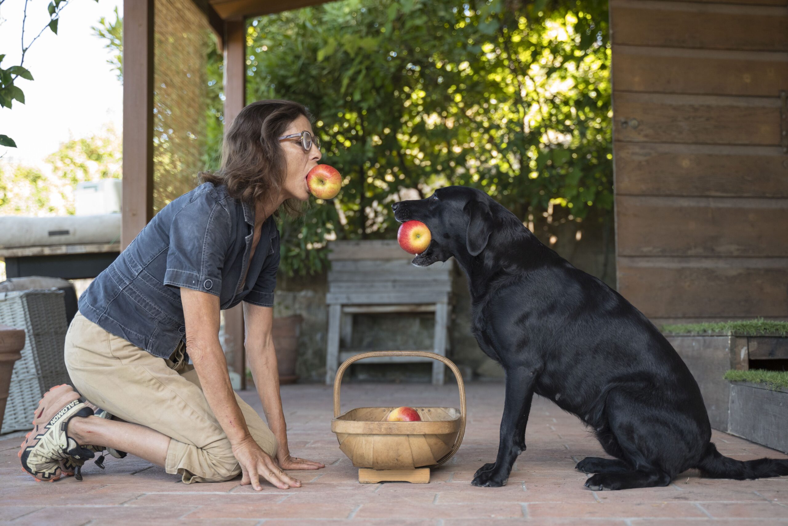 ‭«Do as I do», il tuo cane ti osserva e può imitarti. Ecco come e perché insegnarglielo