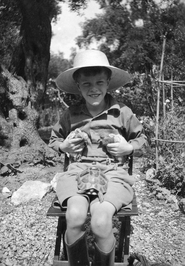 Durrell bambino a Corfù con alcune delle sue tartarughe