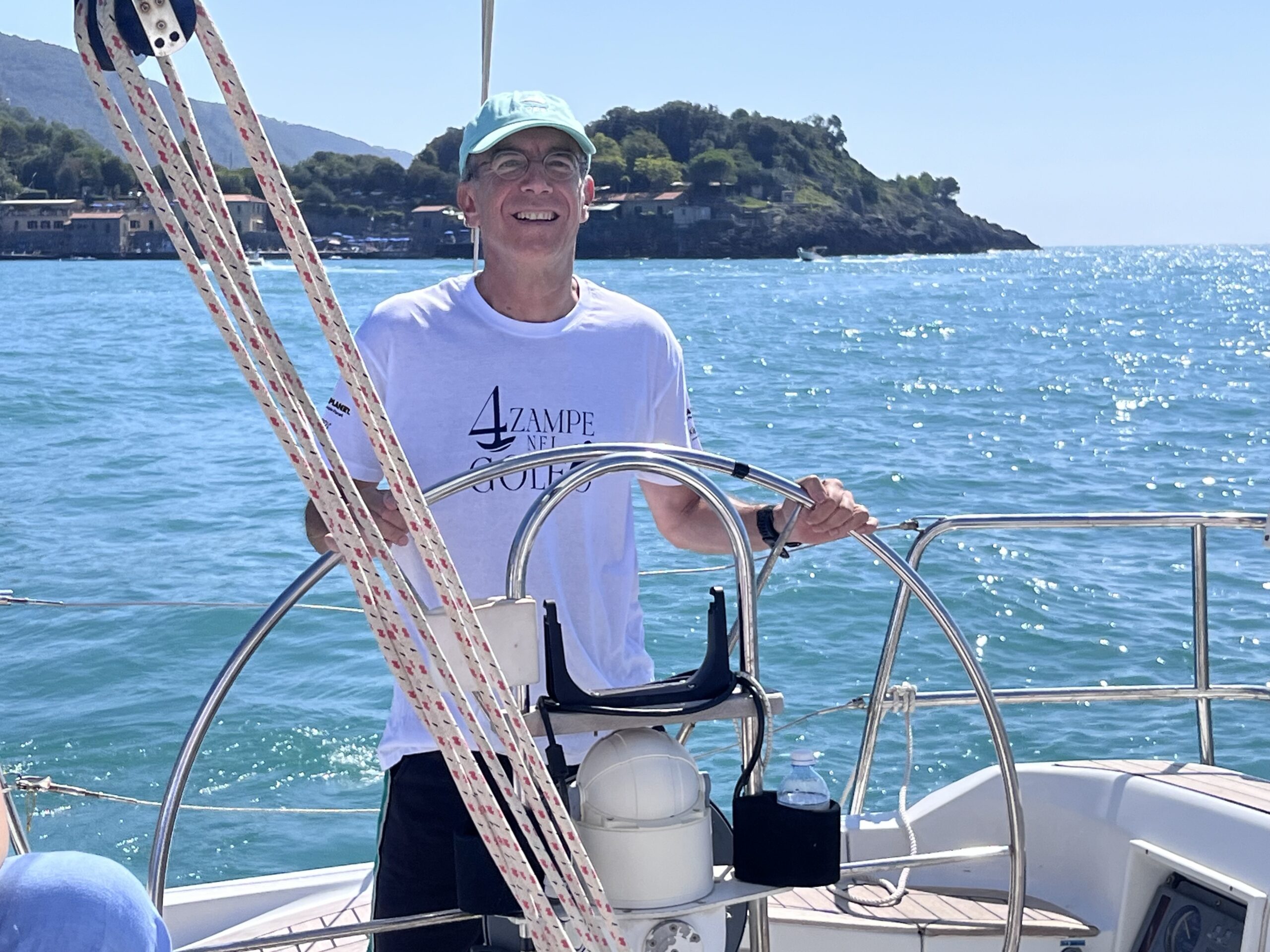Marinai a quattro zampe, in barca a vela con il cane. La regata benefica al Golfo dei Poeti