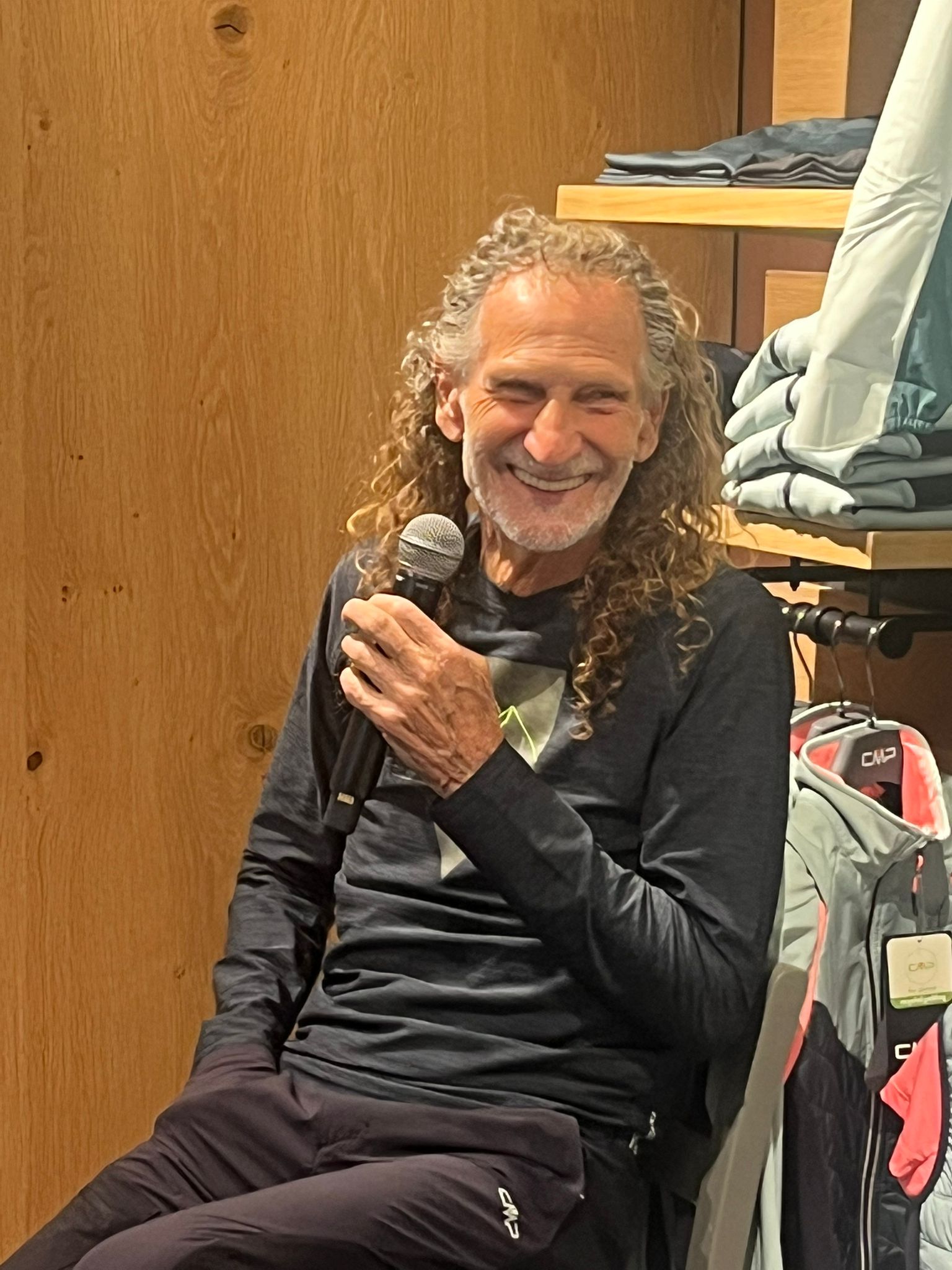 Torino, megafila per il nuovo CMP store di Via Garibaldi. L'ospite ultrarunner Marco Olmo, 78 anni: «Non smetto più»