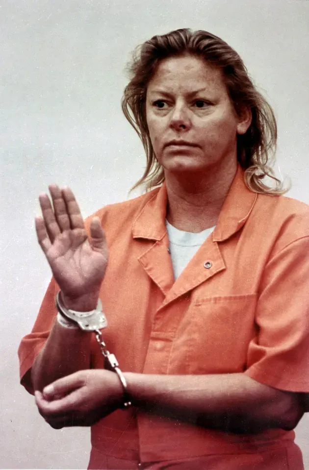 Aileen Wuornos, giustiziata per l'omicidio di sette uomini: le trenta violenze subite, la maternità a 14 anni, la prostituzione a 16 e le discussioni sulla condanna