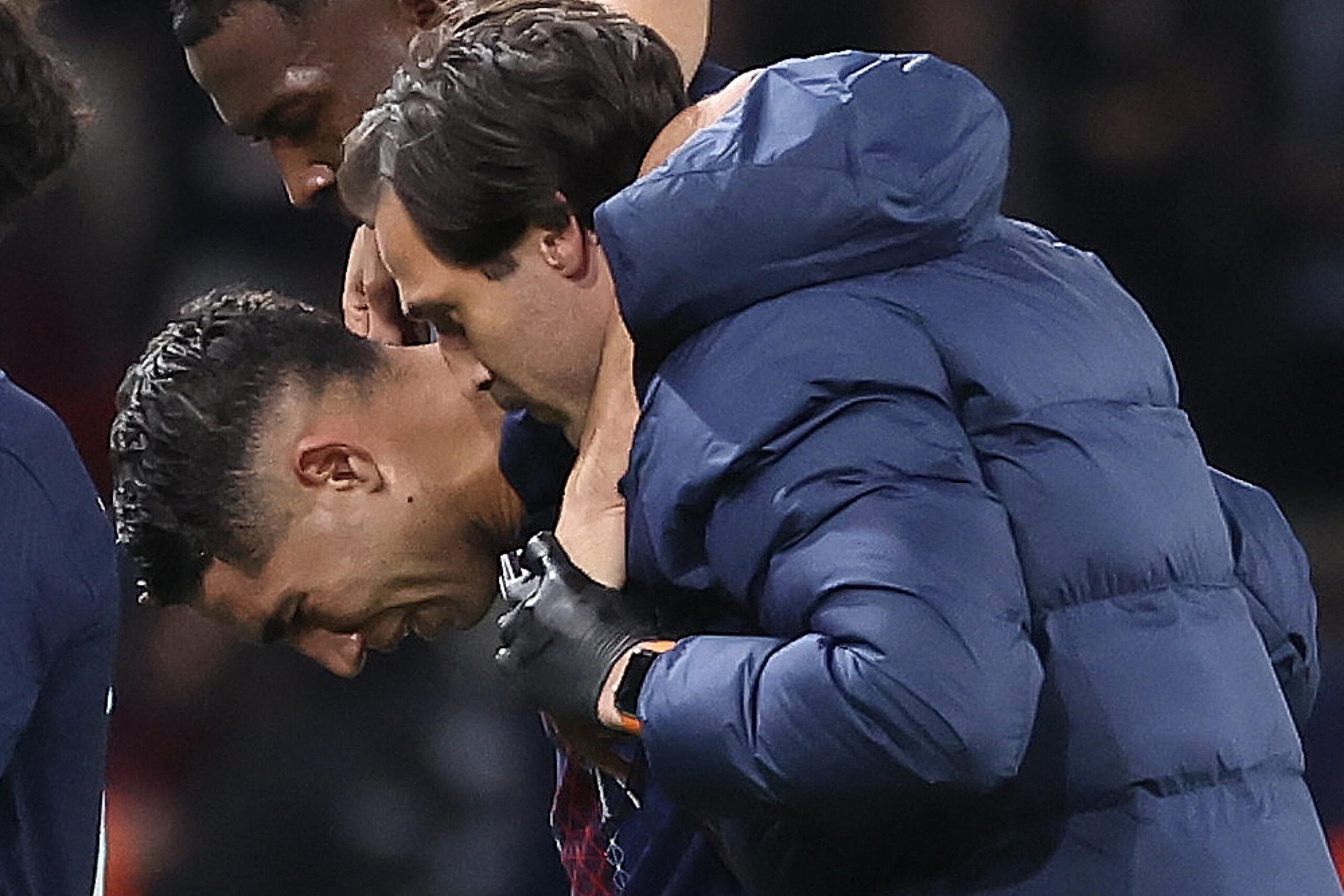 epa12503570 Acharaf Hakimi of Paris Saint Germain (C) leaves the pitch after being fouled UEFA Champions League  phase match between PSG and FC Bayern Munich in Paris, France, 04 November 2025.  EPA/CHRISTOPHE PETIT TESSON
