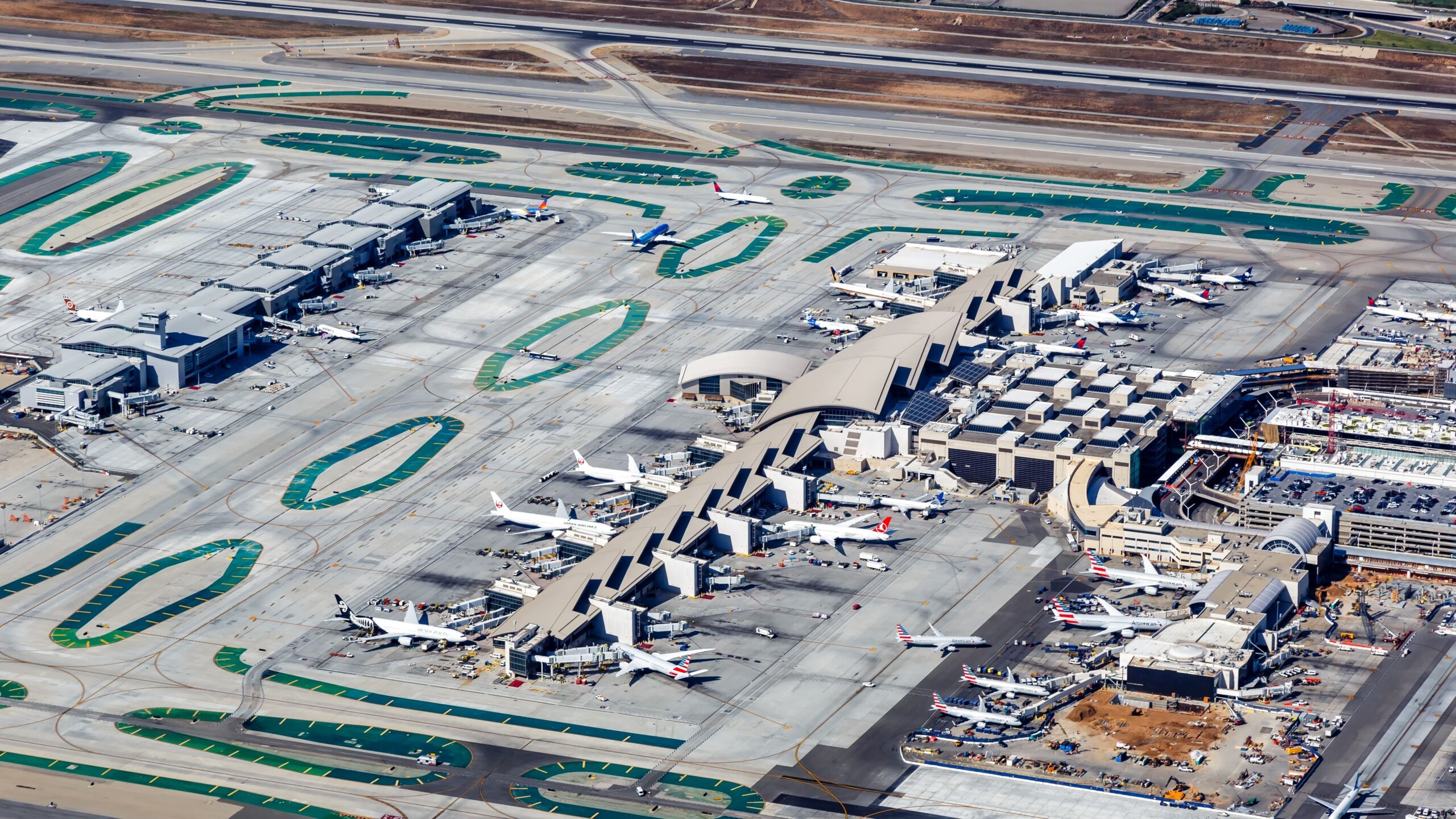 Los Angeles, l’aereo per Roma vira troppo presto dopo il decollo e «sfiora» un altro velivolo