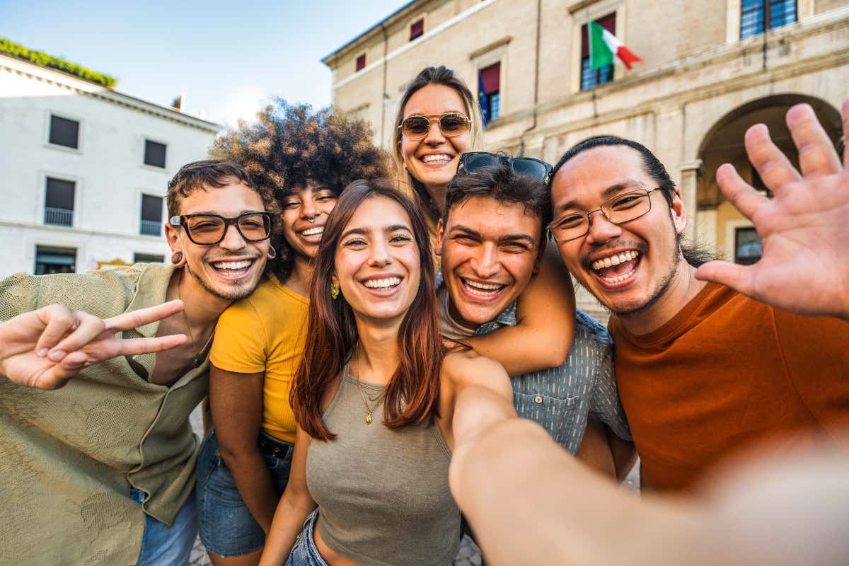 Viaggi di gruppo, ma su misura: come cambia il turismo organizzato per i giovani