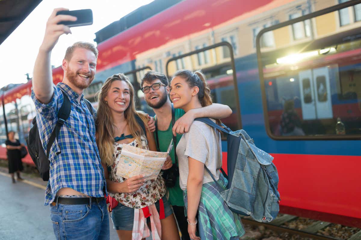 Viaggi di gruppo, ma su misura: come cambia il turismo organizzato per i giovani