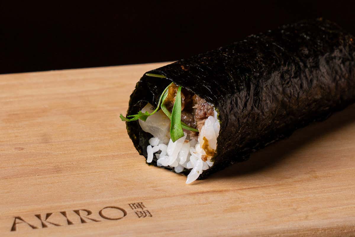Il primo hand roll Nikkei bar sbarca a Milano nel 2026 con Akiro akiro