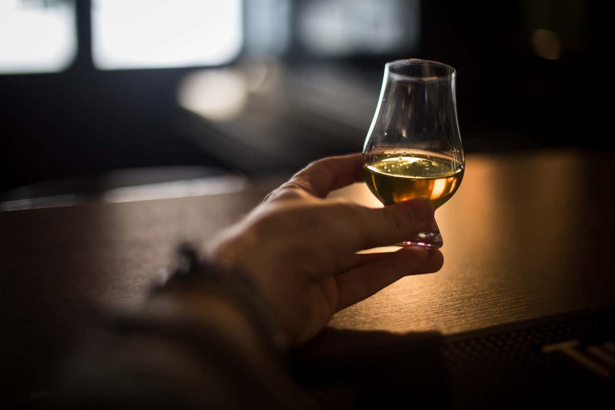 Whisky in Italia: il mercato rallenta, ma cresce la comunità degli appassionati