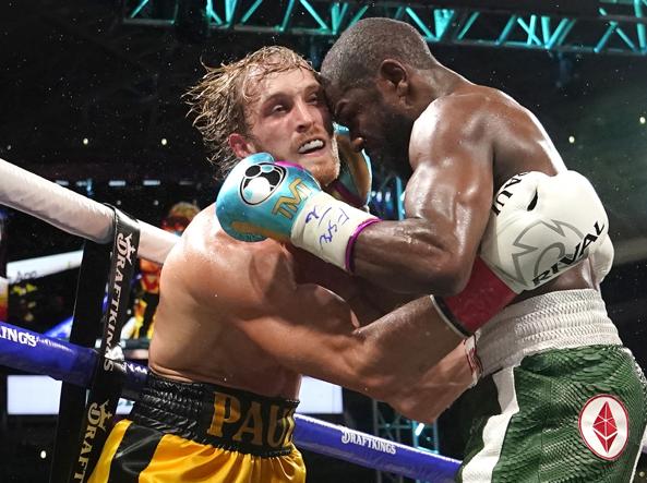 Il match tra Paul Logan (a sinistra) e Floyd Mayweather