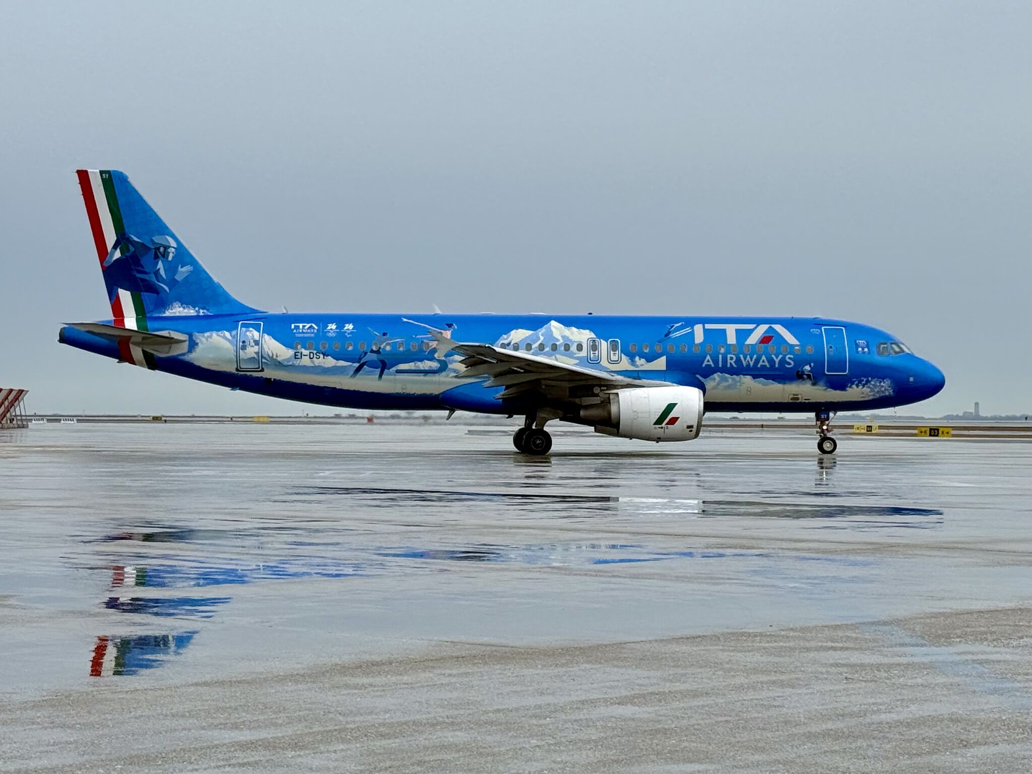 La battaglia dei cieli a colpi di vernice: da Tintin ai 100 mila volti, le livree speciali delle compagnie