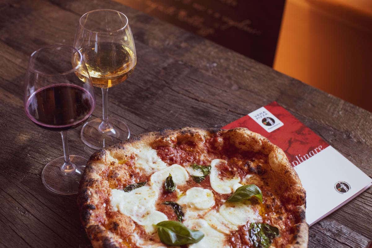 Abbinare la pizza napoletana al vino: il progetto di Avpn e Ais Campania