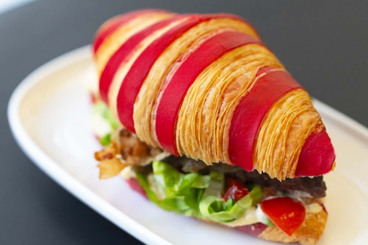 Al ristorante dei Massari pasticceria e cucina si incontrano con il Croissant Burger