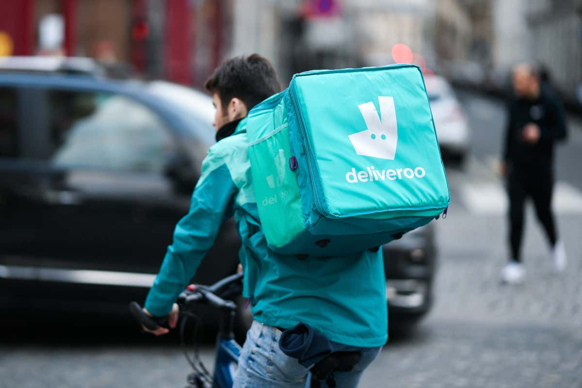 Deliveroo sotto controllo giudiziario Deliveroo sotto controllo giudiziario a Milano per compensi e organizzazione del lavoro