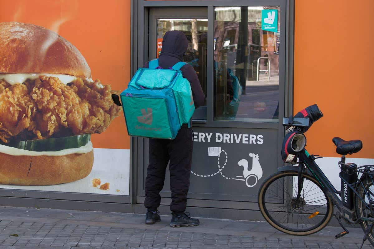 Dopo Glovo e Deliveroo, anche 7 grandi marchi del food nell’inchiesta sui rider Dopo Glovo e Deliveroo, anche 7 grandi marchi del food nell’inchiesta sui rider