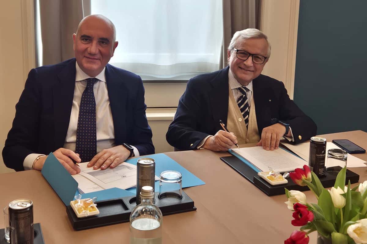 Costanzo Jannotti Pecci, ceo di Caracciolo Hospitality Group (a destra), insieme a Giovanni Paone, alla guia di Essenza Hospitality Caracciolo Hospitality punta sul lungomare di Napoli con l’Hotel Miramare