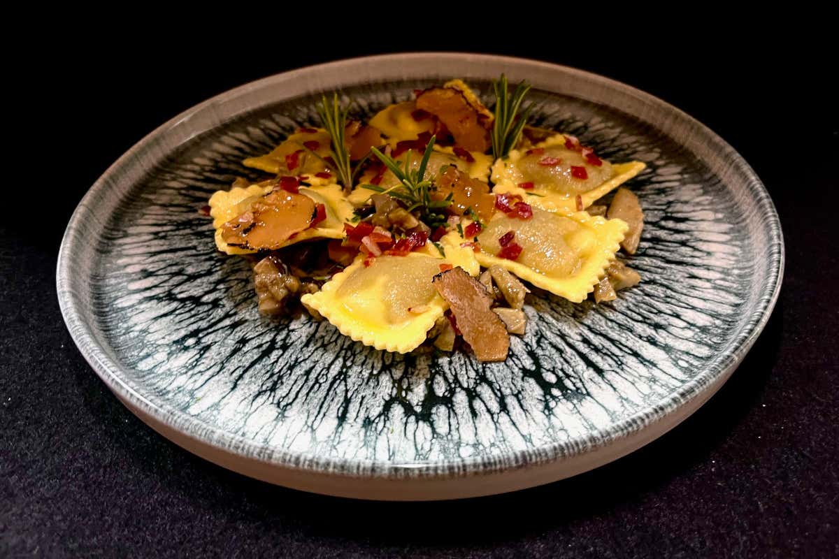 Ravioli caserecci ripieni con agnello e radicchio trevisano sfumato al Teroldego Rotaliano