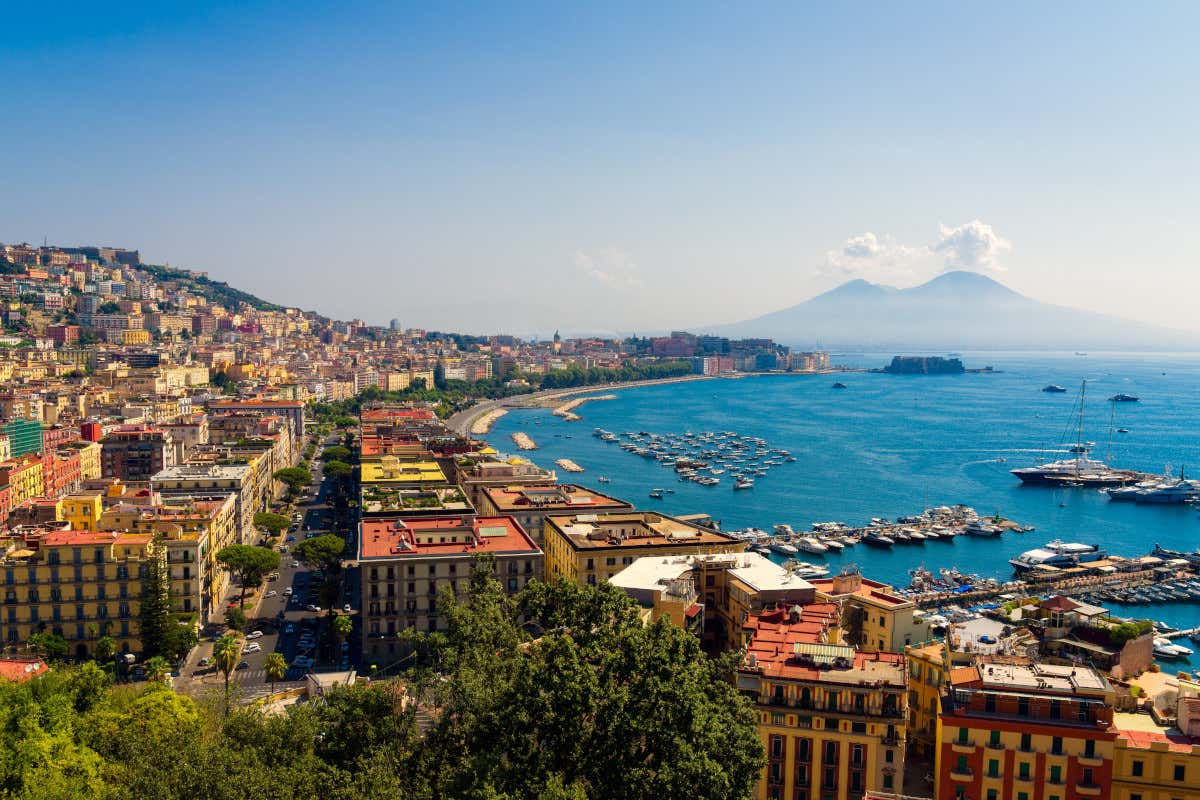 Vista sul lungomare di Napoli