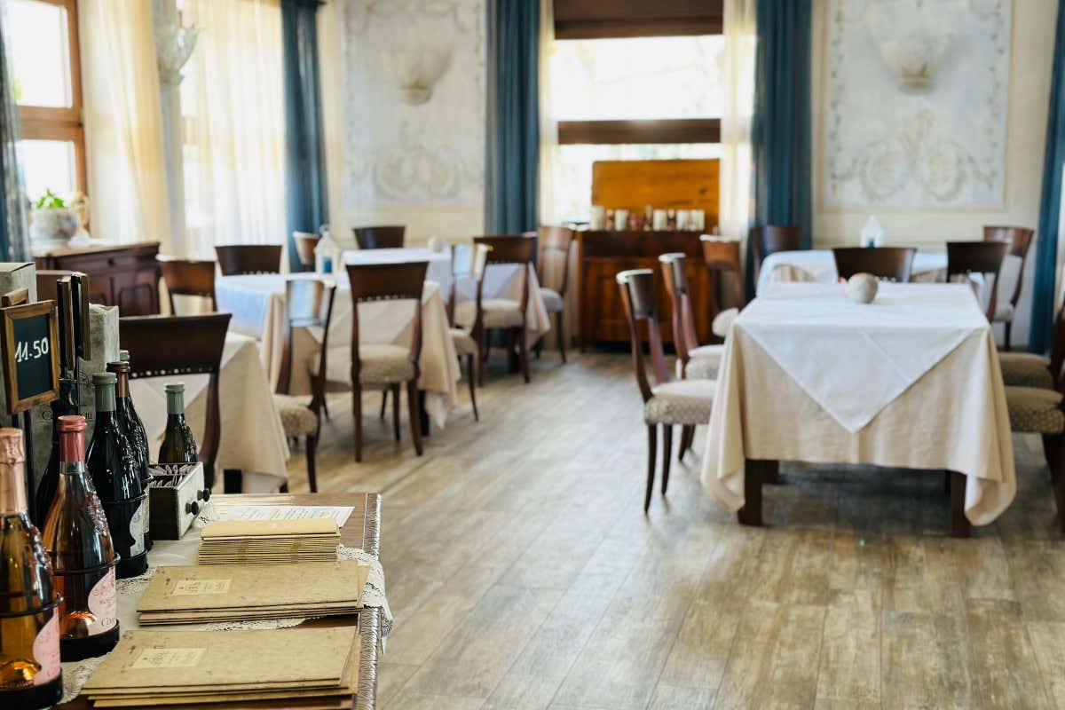 La sala della storica e stellata trattoria "Vecchia Lugana" di Sirmione