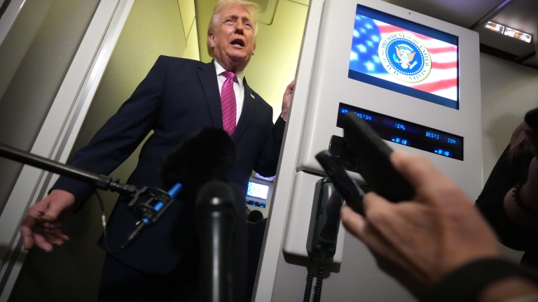 President Donald Trump speaks to reporters aboard Air Force One en route from West Palm Beach, Fla., to Joint Base Andrews, Md., Sunday, March 29, 2026. (AP Photo/Mark Schiefelbein) Asspciated Press / LaPresse Only italy and spain
