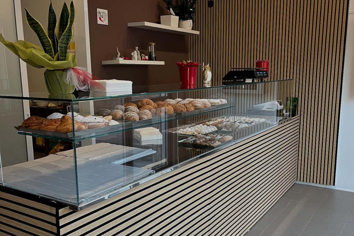 Il bancone della pasticceria Note di Gusto svasticca