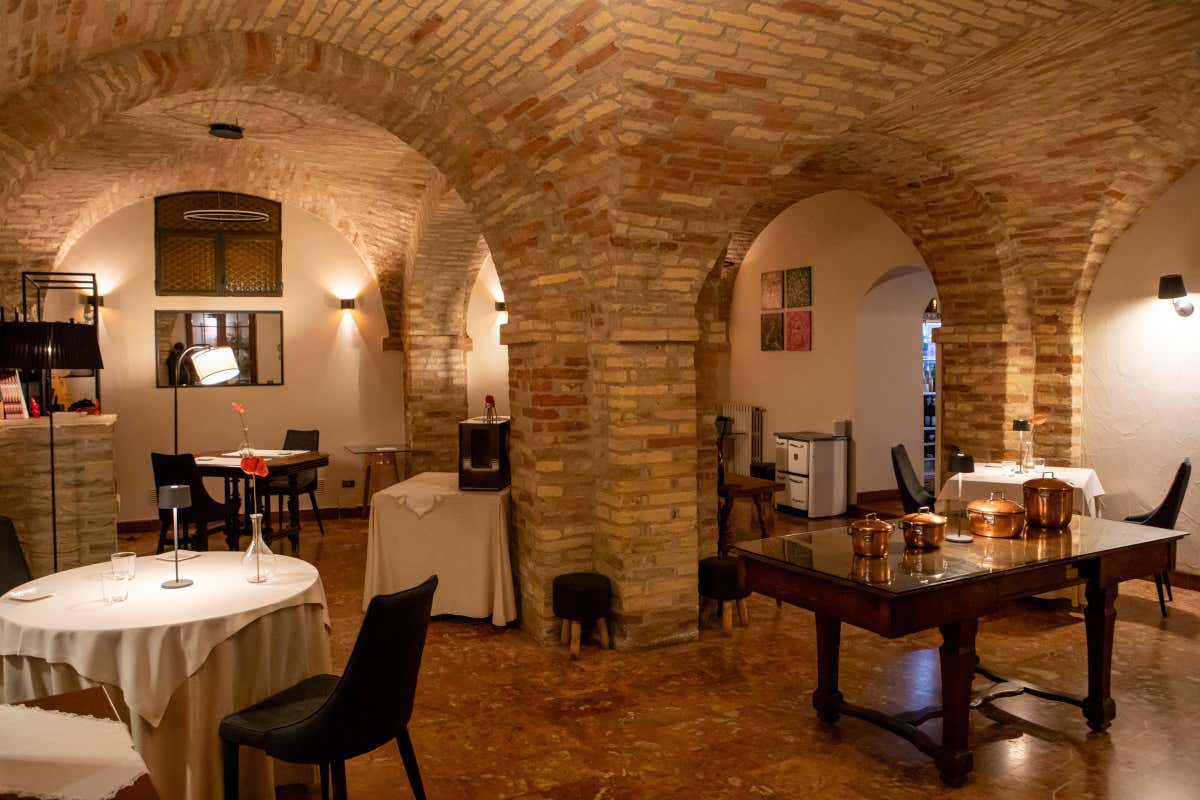 La sala interna di Osteria Ophis
