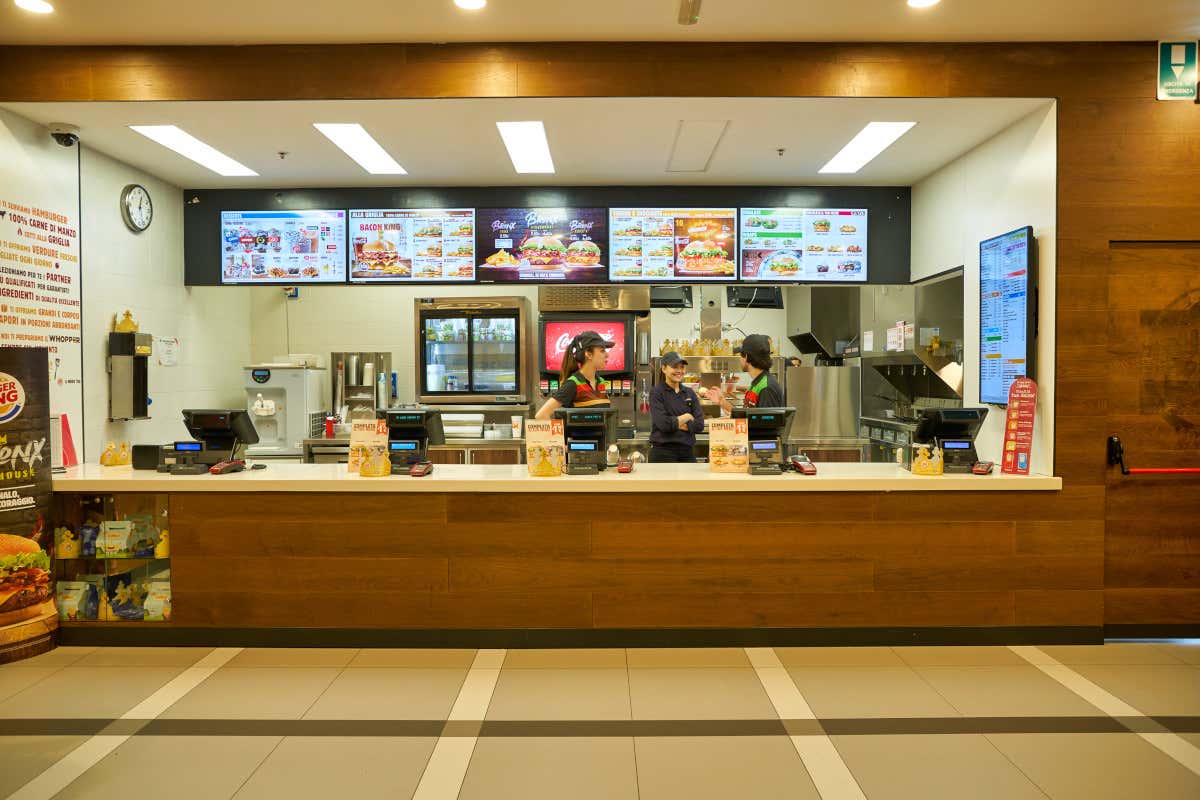 Burger King assume “Patty”: l’IA nelle cuffie che monitora il tono dei dipendenti Burger King assume “Patty”: l’IA nelle cuffie che monitora il tono dei dipendenti