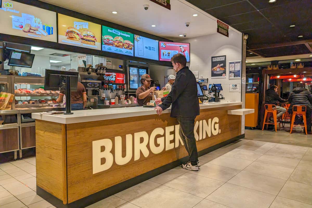 Burger King, l'IA nelle cuffie monitora il tono dei dipendenti: in Italia sarebbe legale? Burger King, l'IA nelle cuffie monitora il tono dei dipendenti: in Italia sarebbe legale?