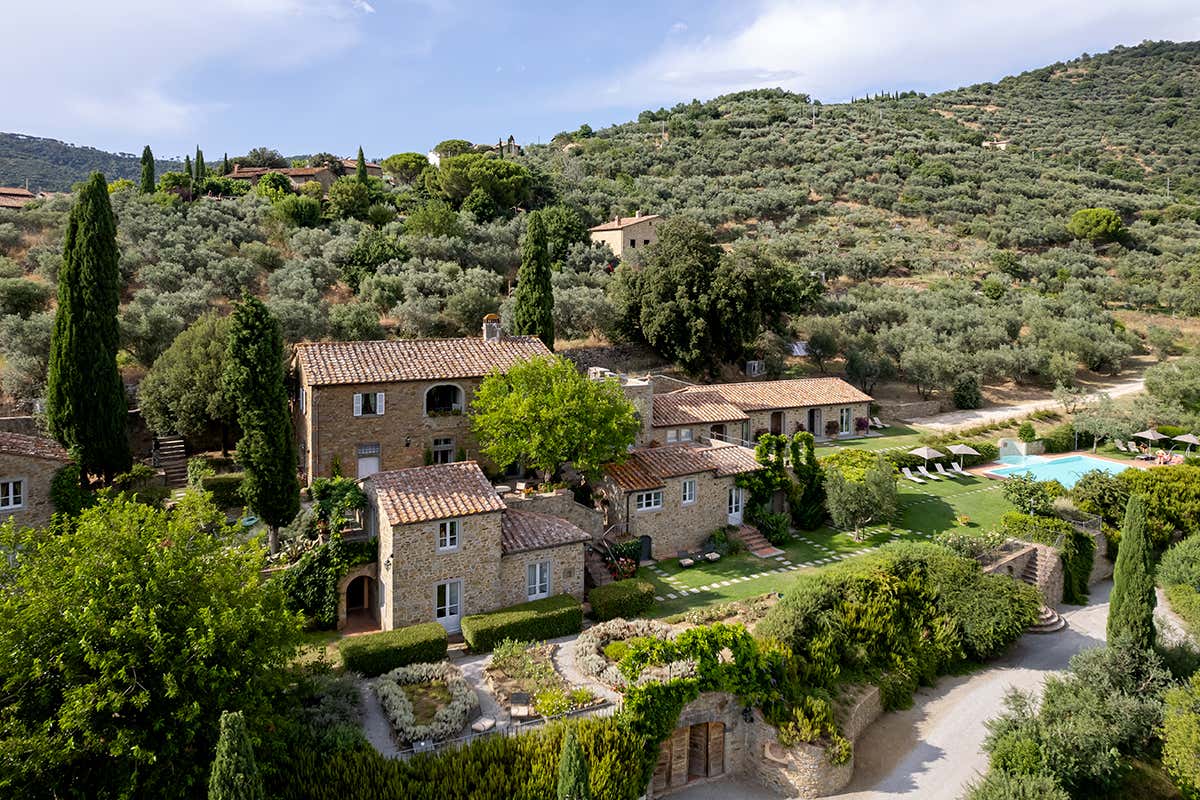 Vista panoramica dal Falconiere Relais & Spa su Cortona e la Valdichiana