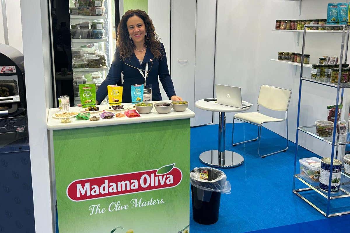 Lo stand di Madama Oliva alla fiera Foodex Japan a Tokyo Olive Made in Italy: Madama Oliva cresce all’estero e punta sull'Asia