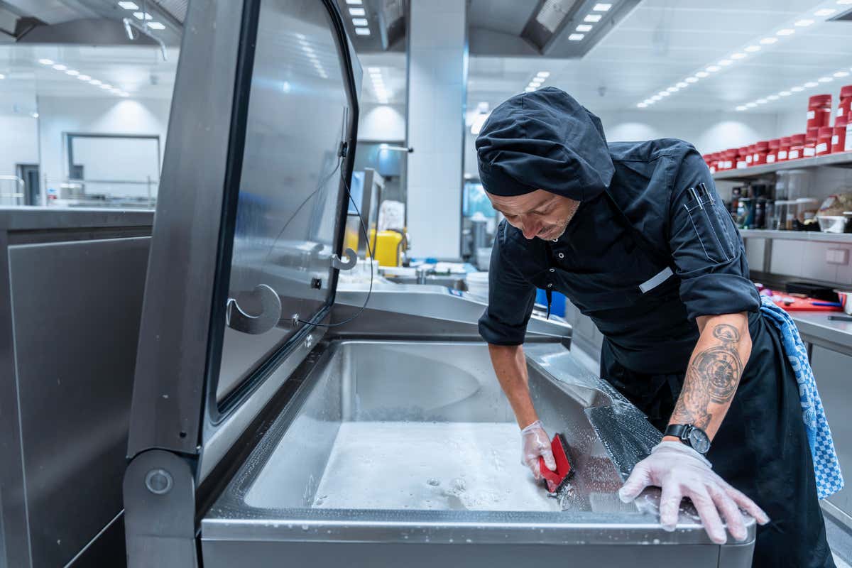 Efficienza e risparmio d’acqua: la pulizia sostenibile del forno iVario Pro Efficienza e risparmio d’acqua: la pulizia sostenibile del forno iVario Pro