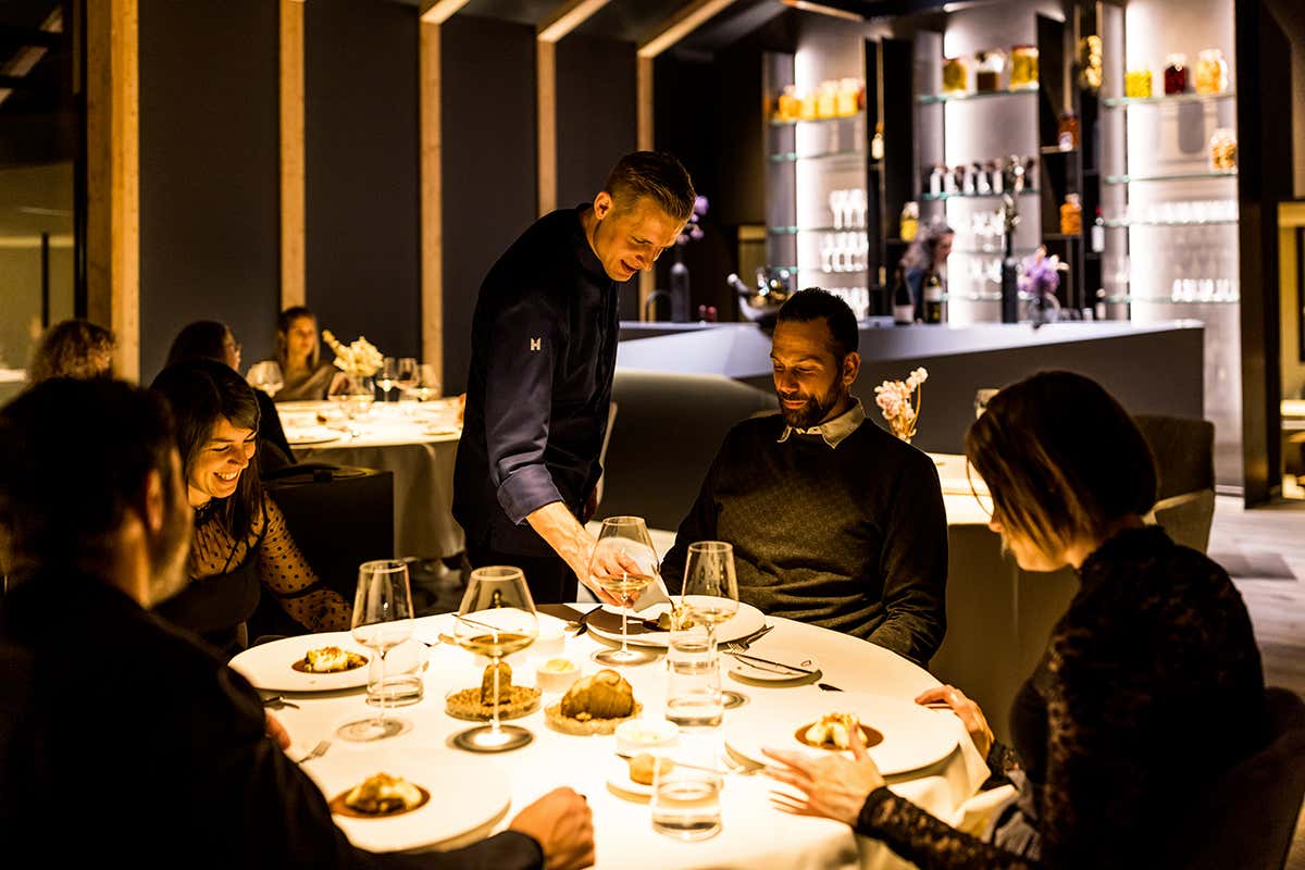 All’Hotel Weisses Kreuz 12 chef stellati creano un menu unico in Alta Val Venosta