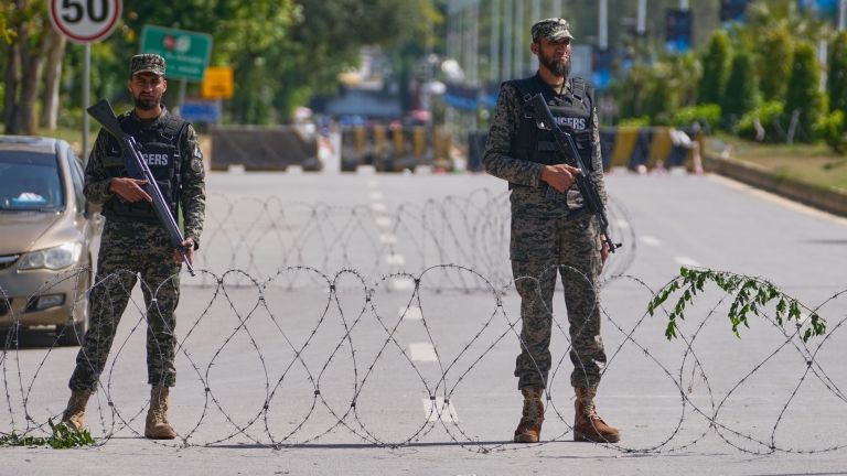 Soldiers stand guard at a checkpoint to ensure security ahead of the United States and Iran possible negotiations in Pakistani capital, in Islamabad, Pakistan, Friday, April 10, 2026. (AP Photo/Anjum Naveed) Associated Press / LaPresse Only ita...
