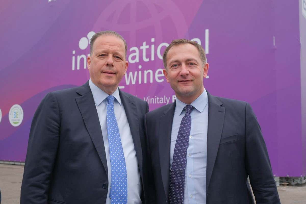 Il commissario europeo Christophe Hansen (a destra) con il presidente di Veronafiere Federico Bricolo Il Vinitaly diventa laboratorio politico per il futuro del vino europeo Il commissario europeo Christophe Hansen (a destra) con il presidente di Veronafiere Federico Bricolo Il Vinitaly diventa laboratorio politico per il futuro del vino europeo