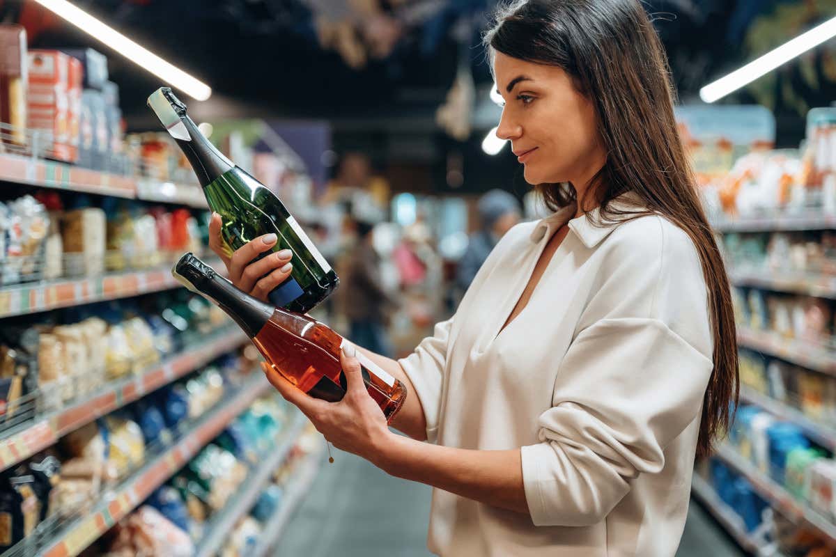 Vino al supermercato: calano i volumi, ma regge il valore. Svolta premium nel 2025