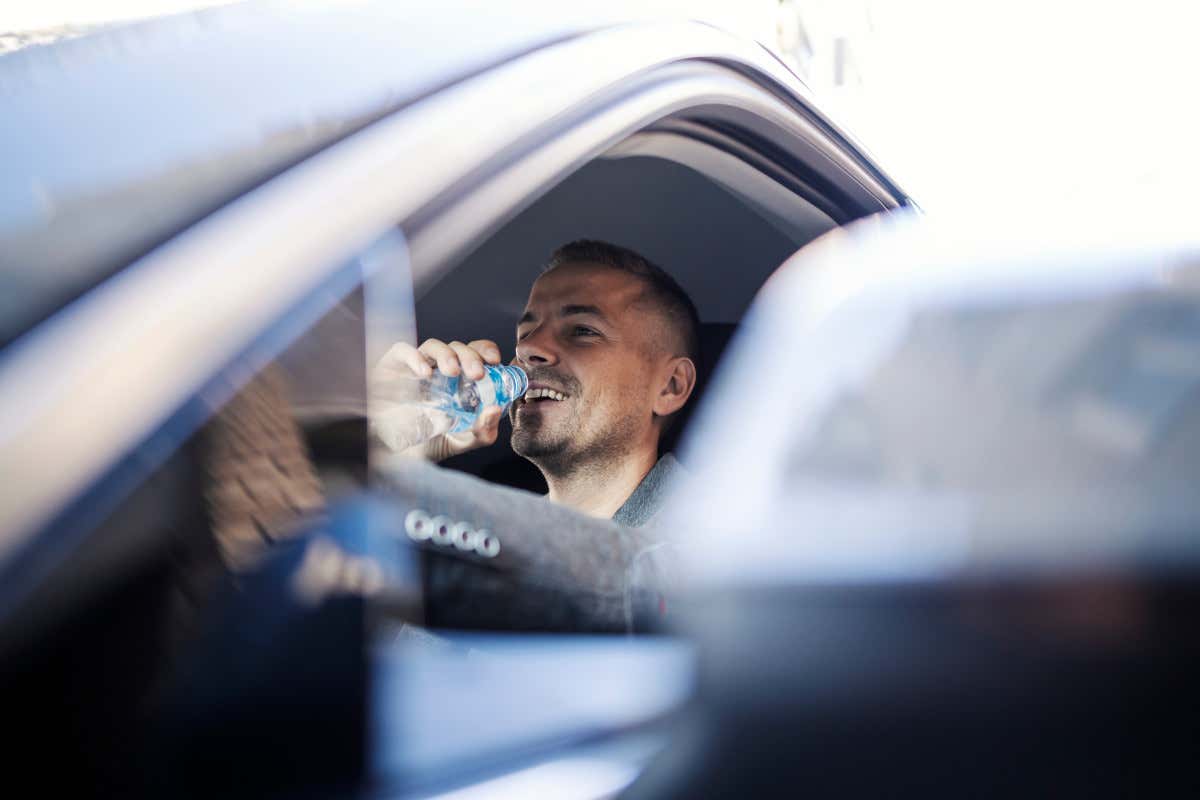 Viaggio in auto: bere acqua aiuta contro la sonnolenza? La risposta degli esperti Viaggio in auto: bere acqua aiuta contro la sonnolenza? La risposta degli esperti