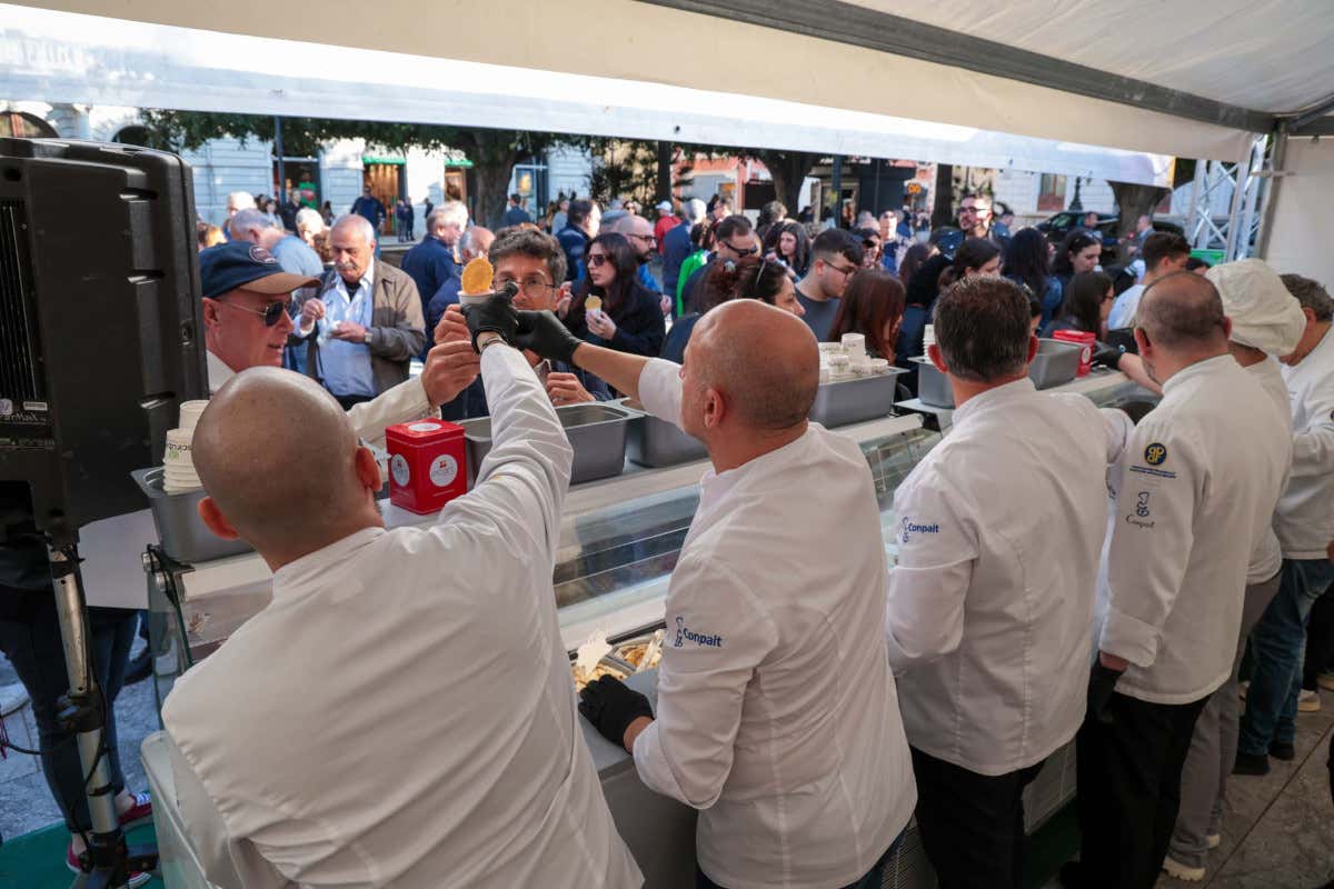 Scirubetta, a Reggio Calabria 10mila copette di gelato gratis per l’anteprima