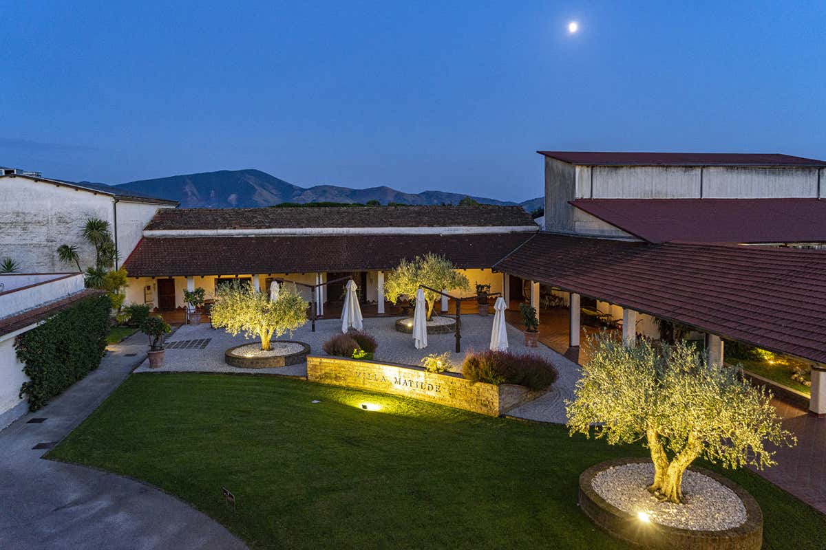 Una vista serale di Villa Matilde Avallone