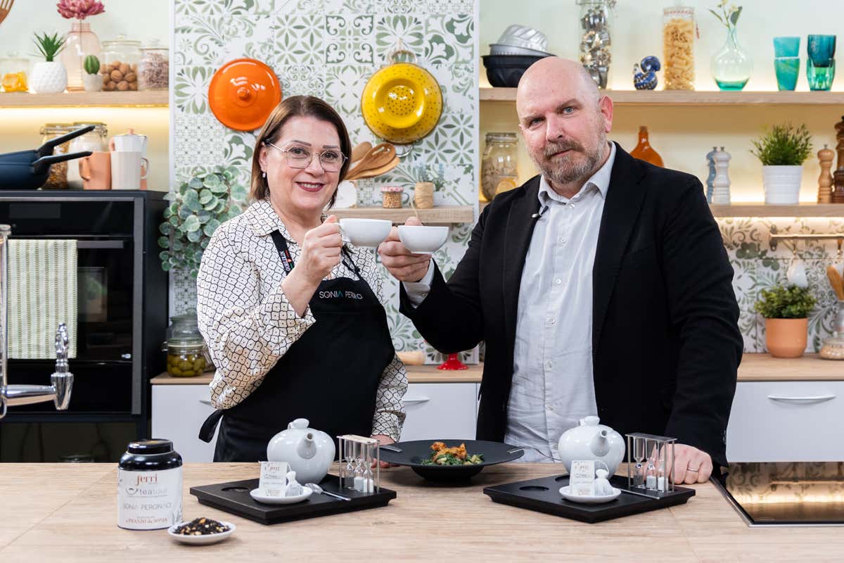 Tè a tavola. nel mondo un terzo dei pasti include bevande calde