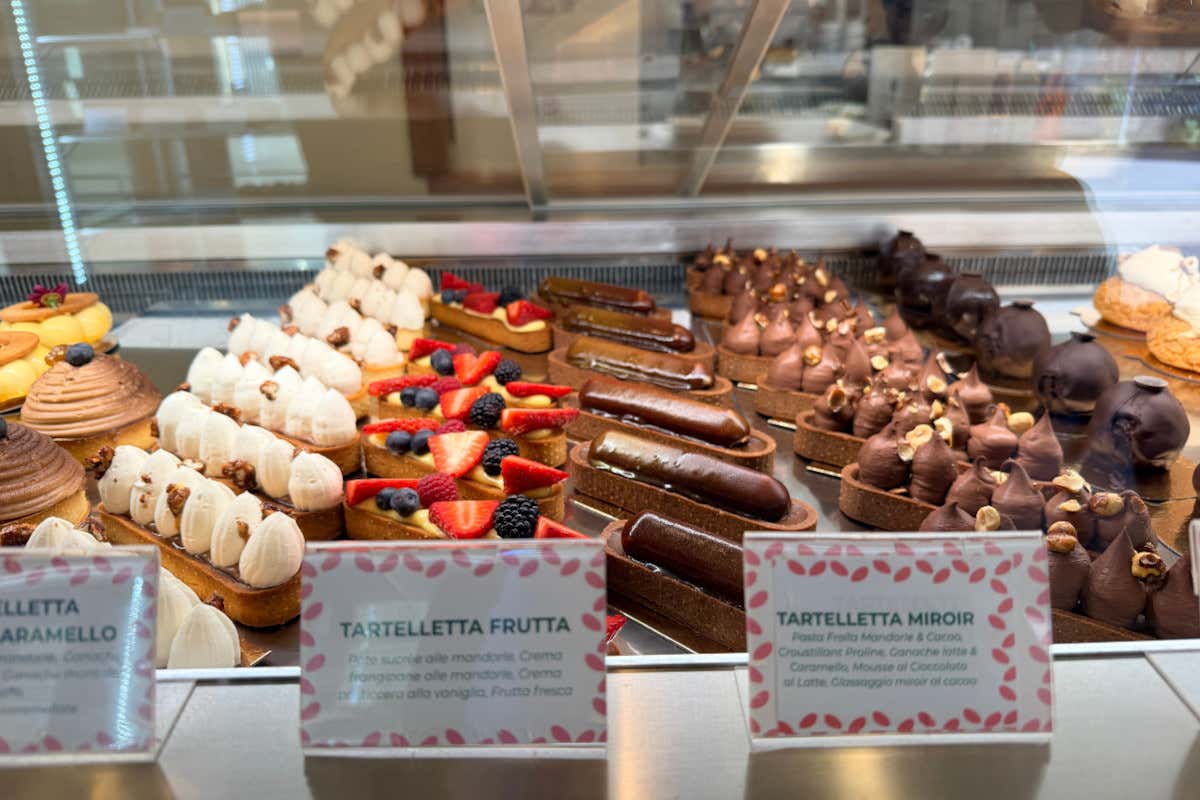 Il bancone di Pavì è colmo di piccole creazioni di pasticceria