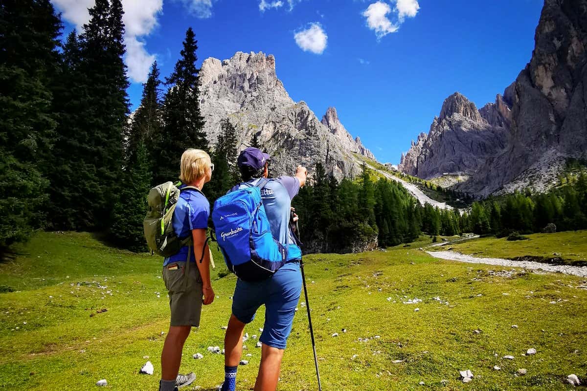 In estate la Val Gardena si trasforma in un paesaggio di prati fioriti e sentieri alpini, dove la natura diventa protagonista assoluta delle Dolomiti