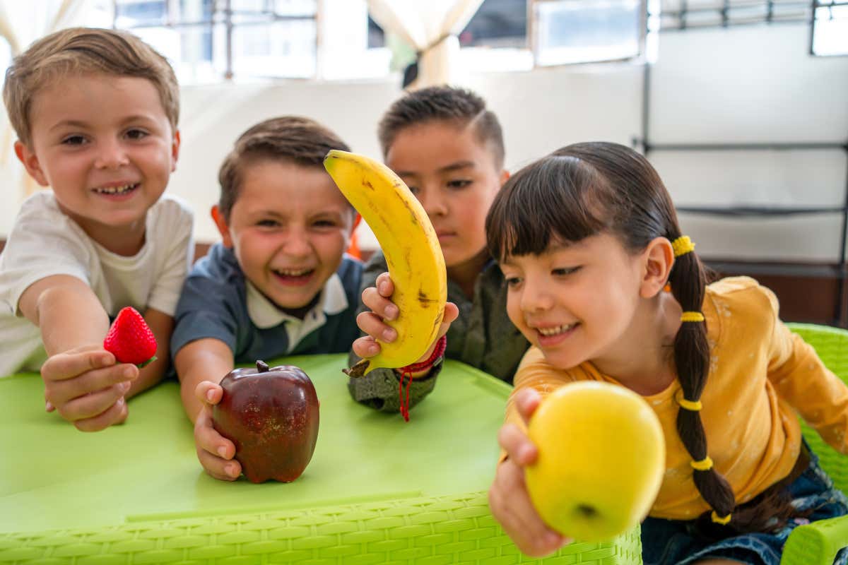 Scuole, più frutta e verdura in classe: il nuovo piano Masaf da 14 milioni Scuole, più frutta e verdura in classe: il nuovo piano Masaf da 14 milioni