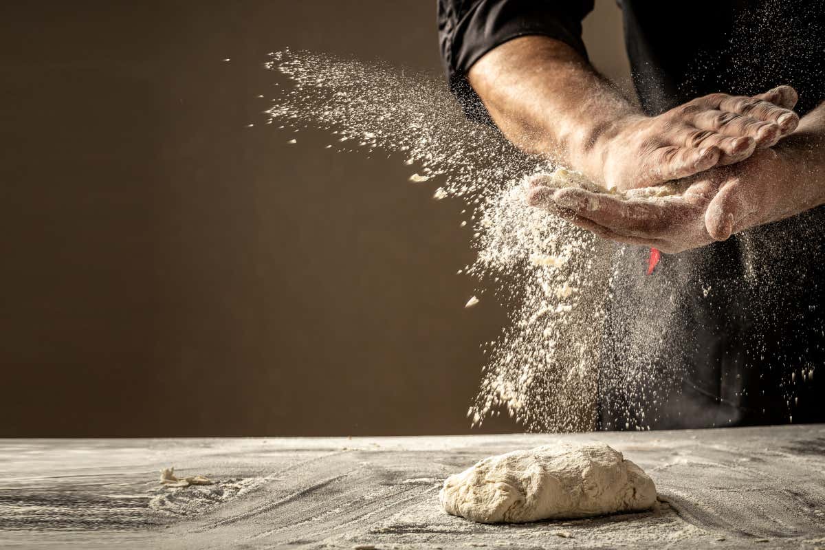 L'impasto della pizza contiene carboidrati complessi, che sono una fonte di energia