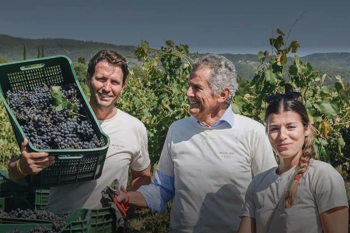 Ferruccio Ferragamo nella tenuta de Il Borro in mezzo ai figli Salvatore e Vittoria ferragamo