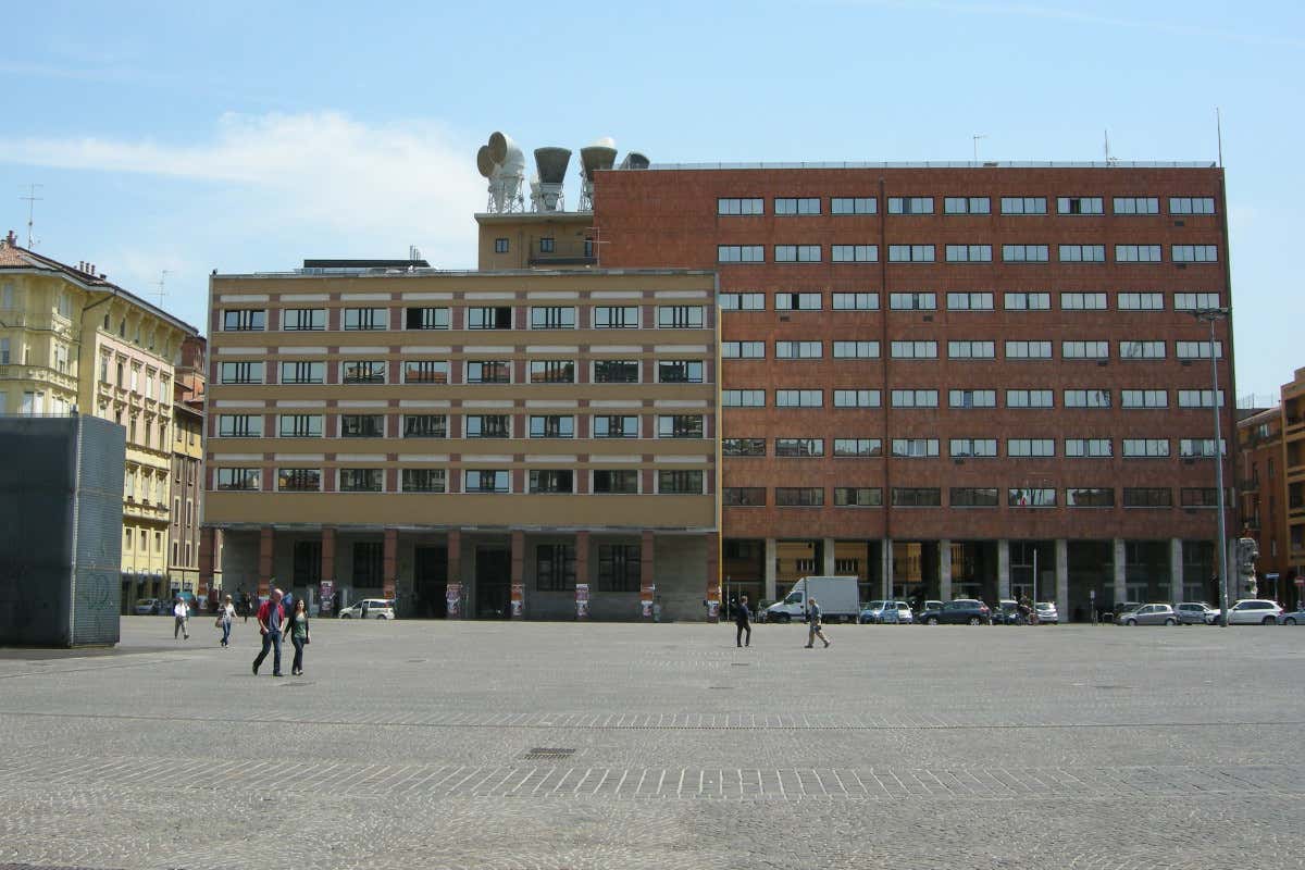 L'ex sede Telecom di piazza VIII agosto a Bologna (foto Wikipedia) Bologna l’ex sede Telecom diventa un hotel da 215 camere nel centro della città