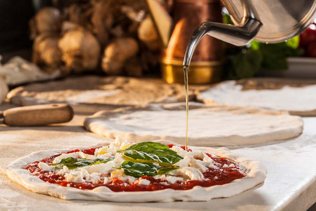 Spesso la pizza migliore è quella più semplice, pomodoro, mozzarella e un filo di olio evo