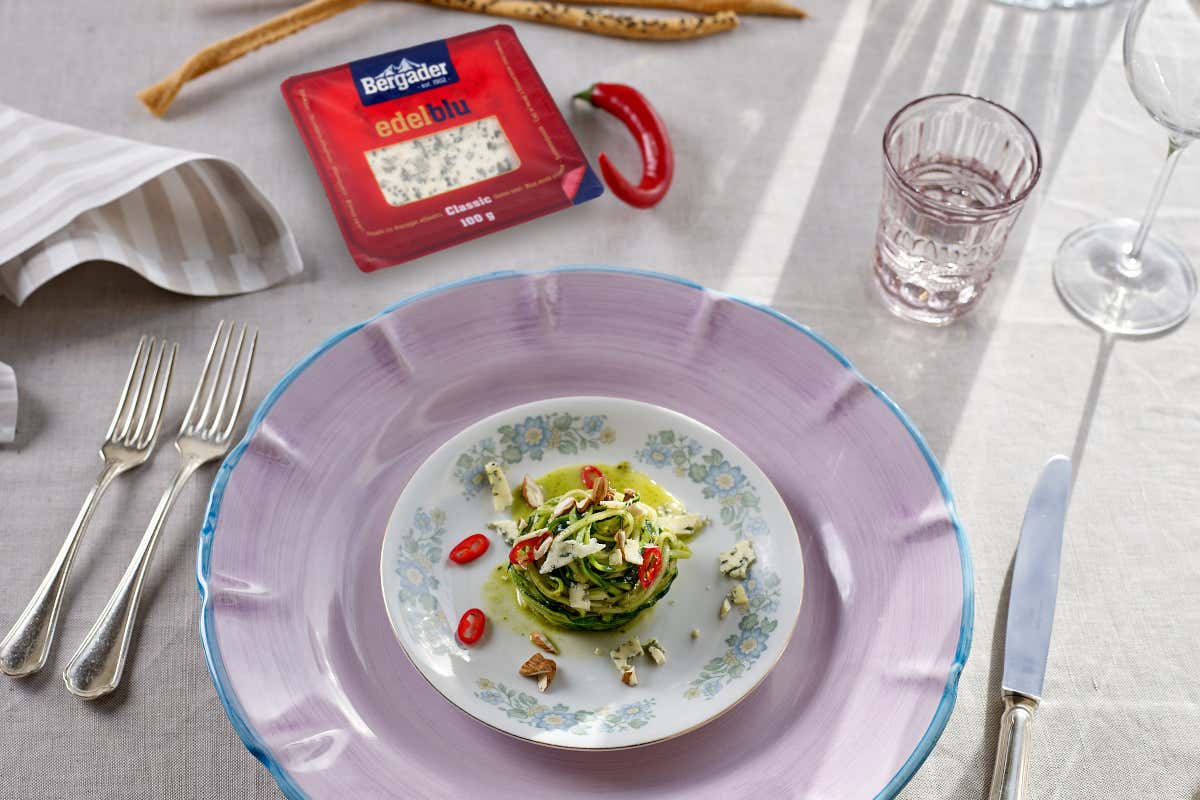 Gli spaghetti di zucchine con pesto alle mandorle ed erborinato Edelblu Bergader firmati Riccardo De Pra