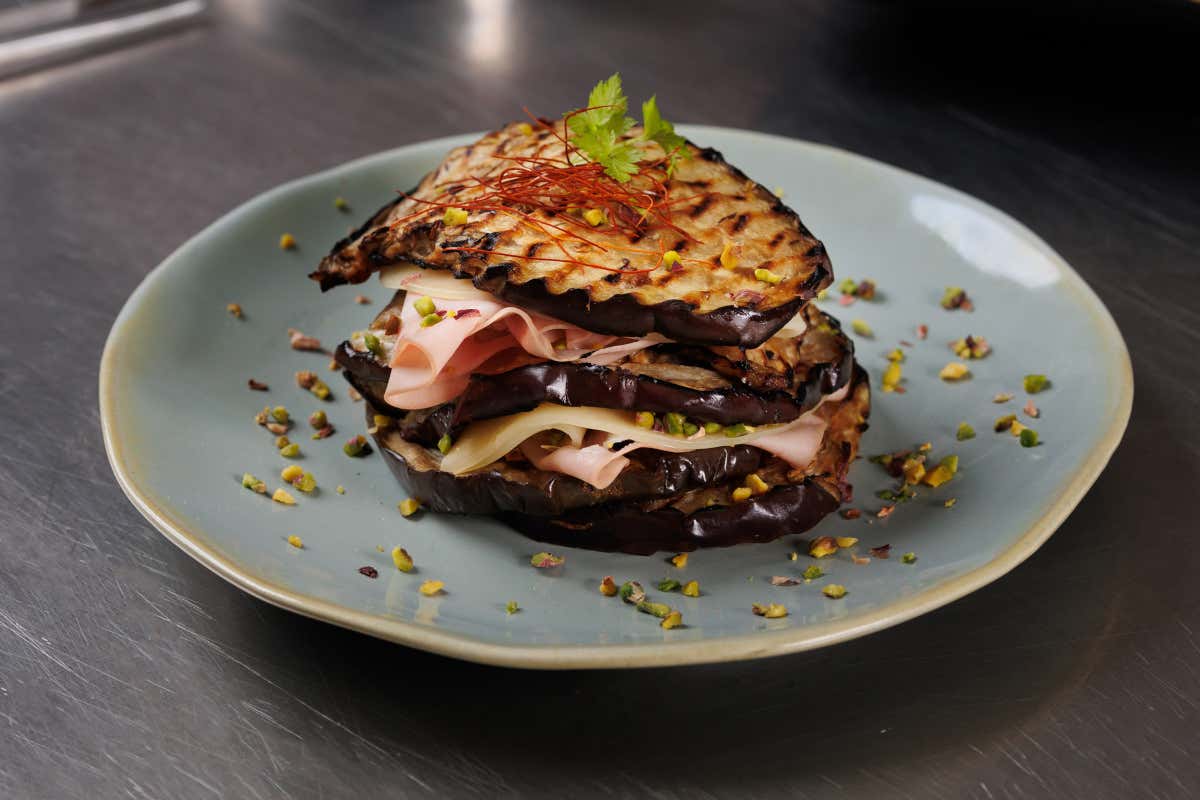 Tortino di melanzane grigliate con provolone, mortadella e pistacchio